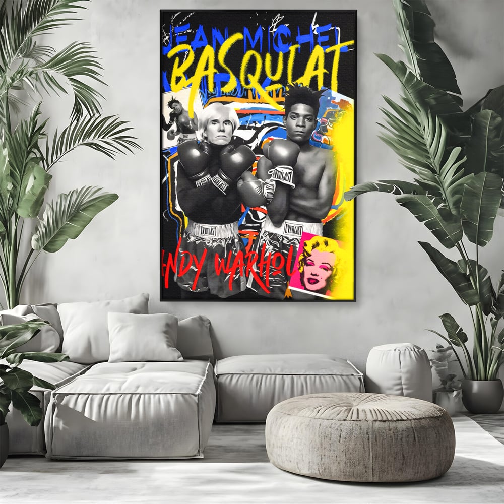 Tablou canvas cu tablou canvas cu andy warhol si basquiat, in rama de aluminiu negru, pe perete intr-un living